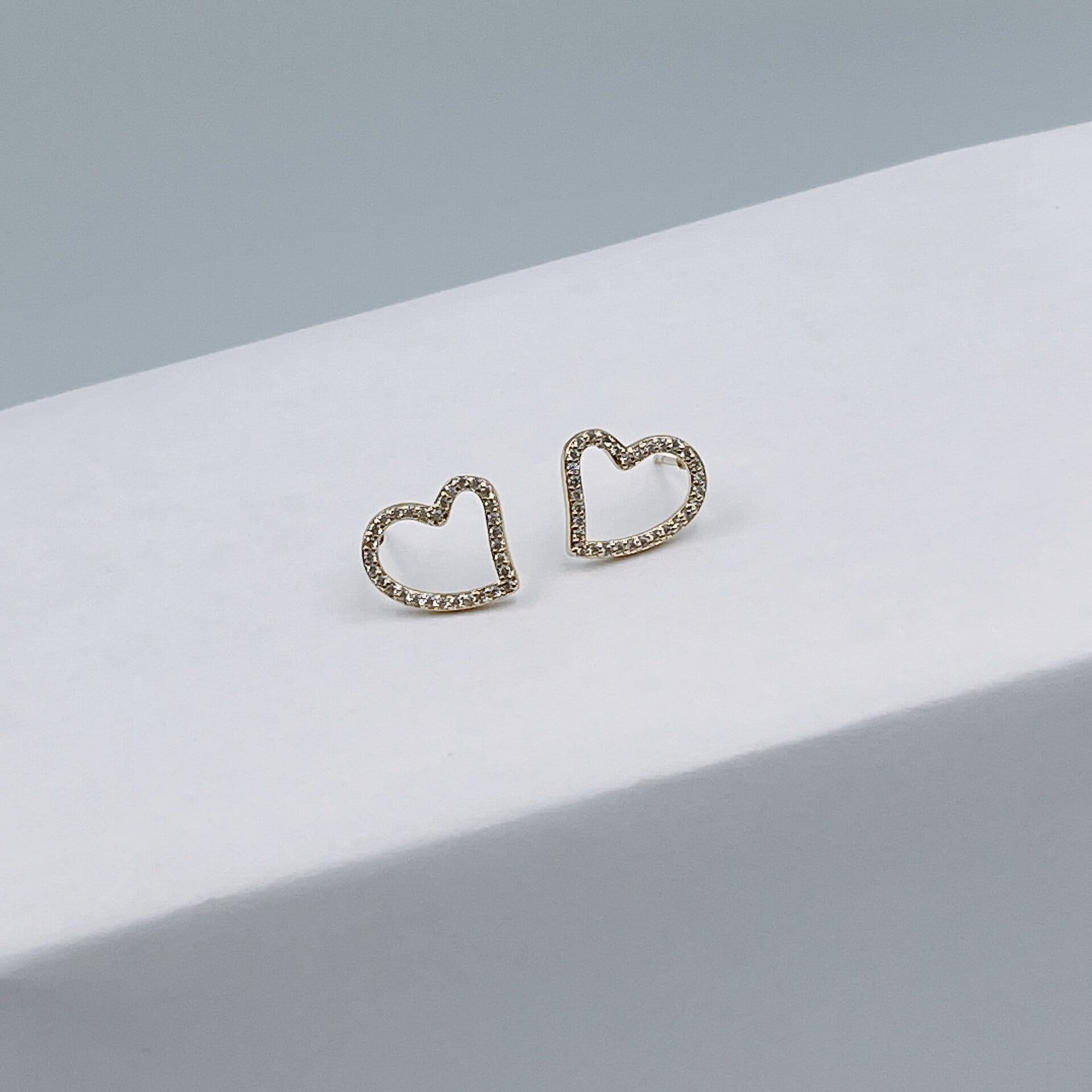 Aretes corazón brillante