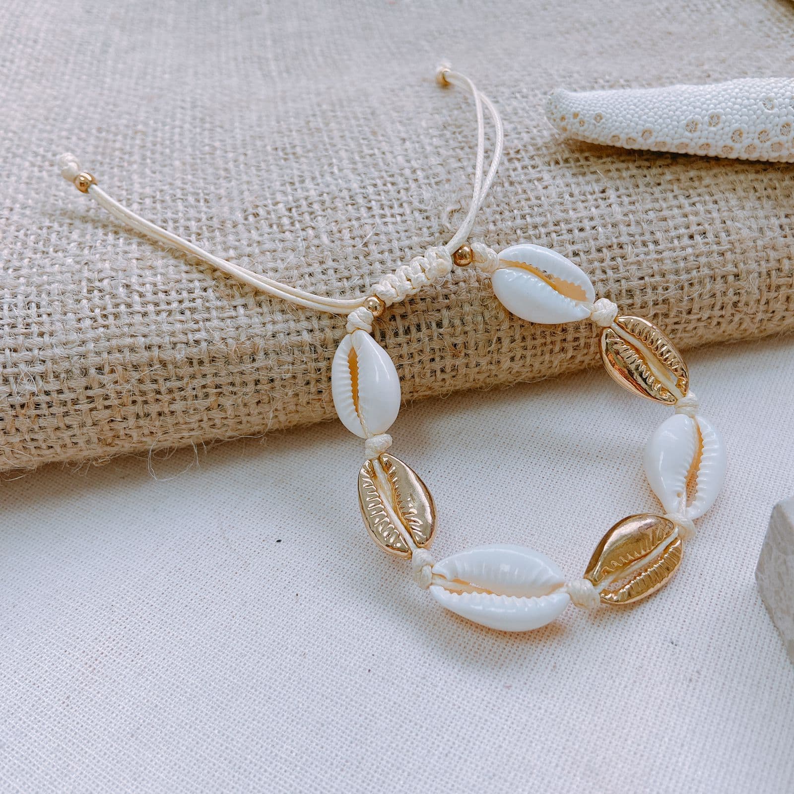 PULSERA DE CARACOLES BLANCOS Y DORADOS